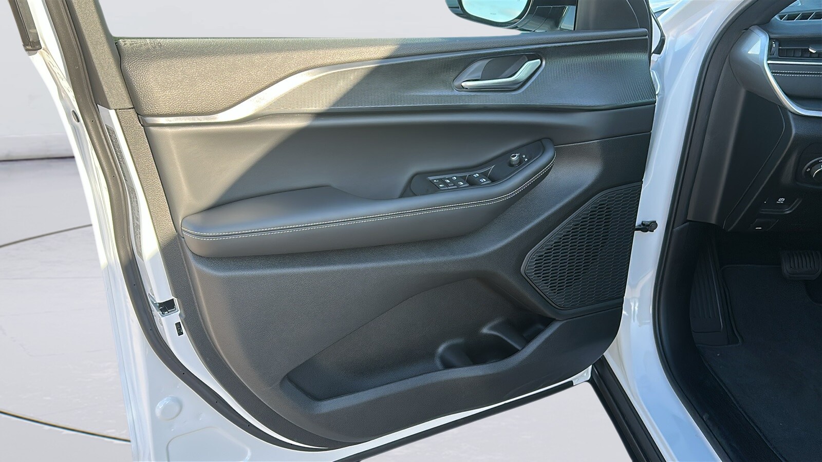 2025 Jeep Grand Cherokee Altitude - Photo 17
