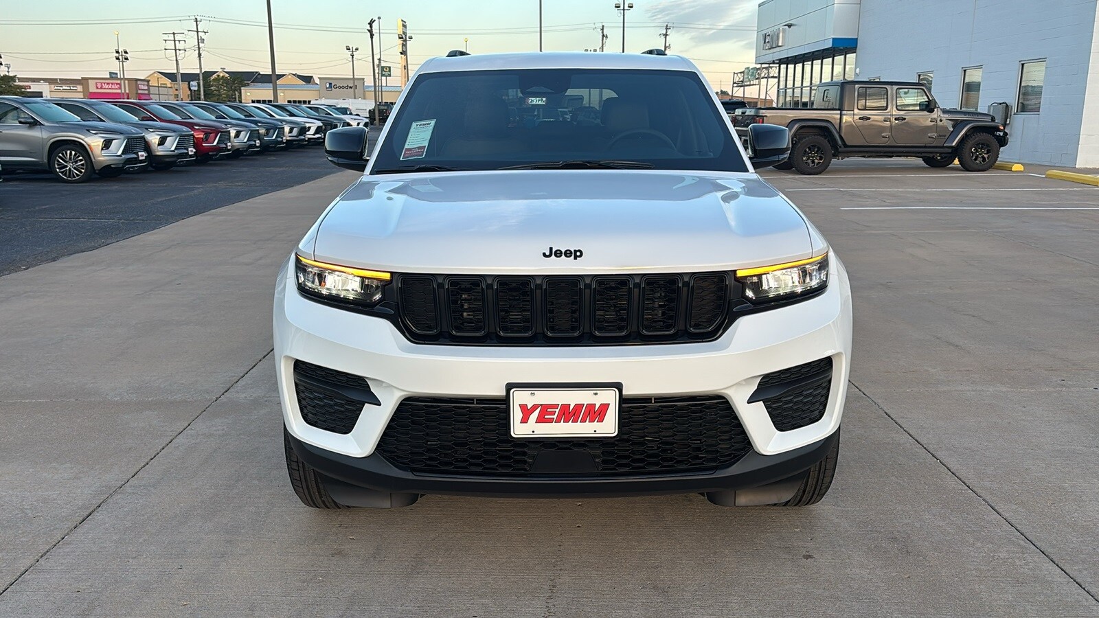 2025 Jeep Grand Cherokee Altitude photo 2