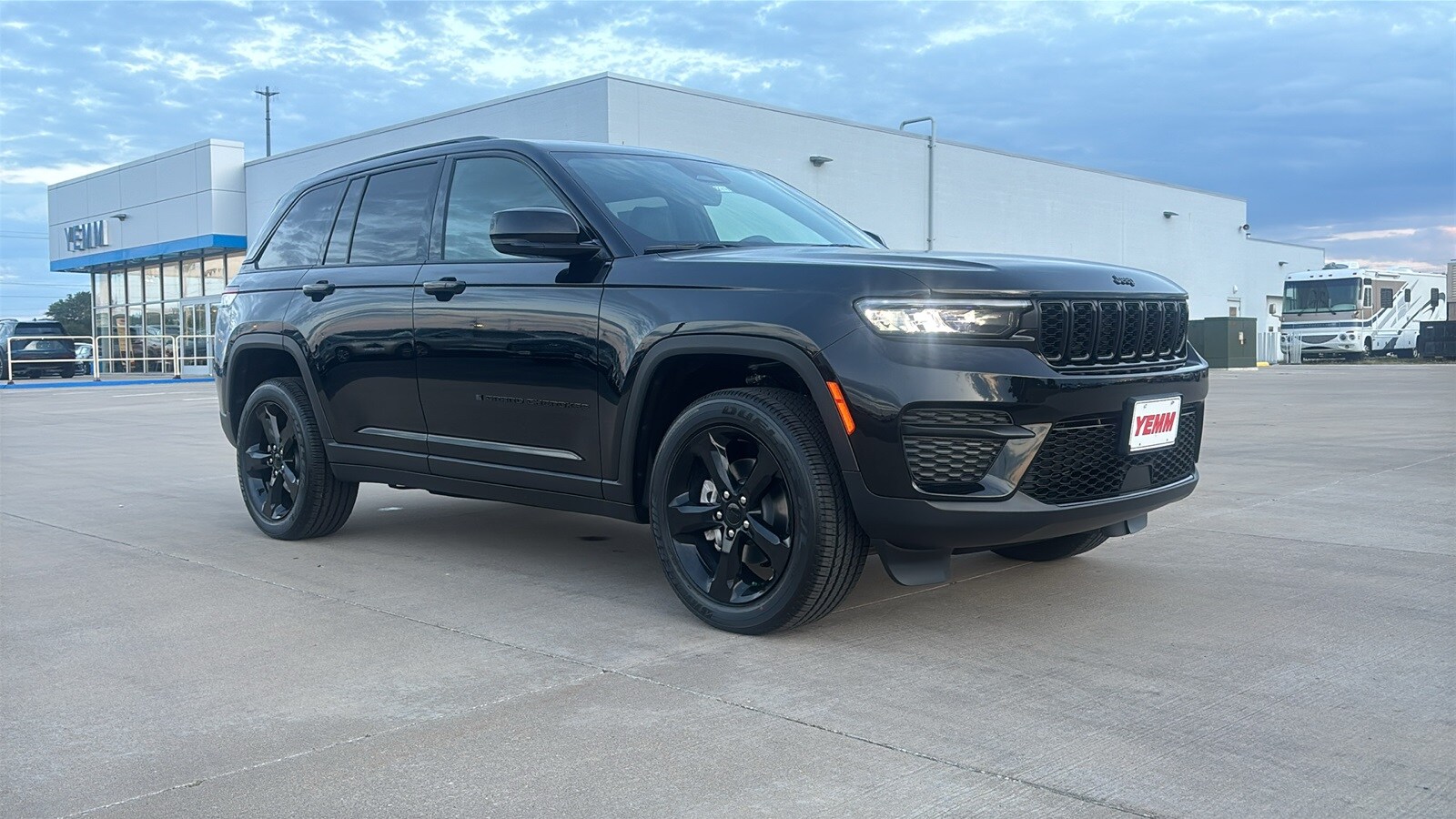 2025 Jeep Grand Cherokee Altitude photo 2
