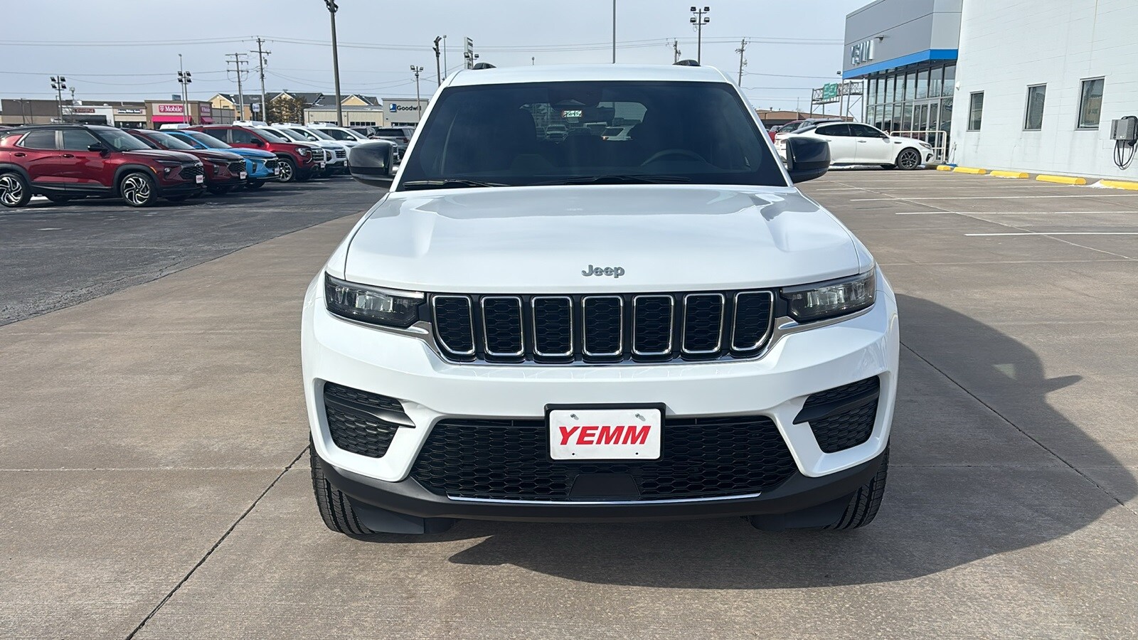 2025 Jeep Grand Cherokee Laredo photo 3