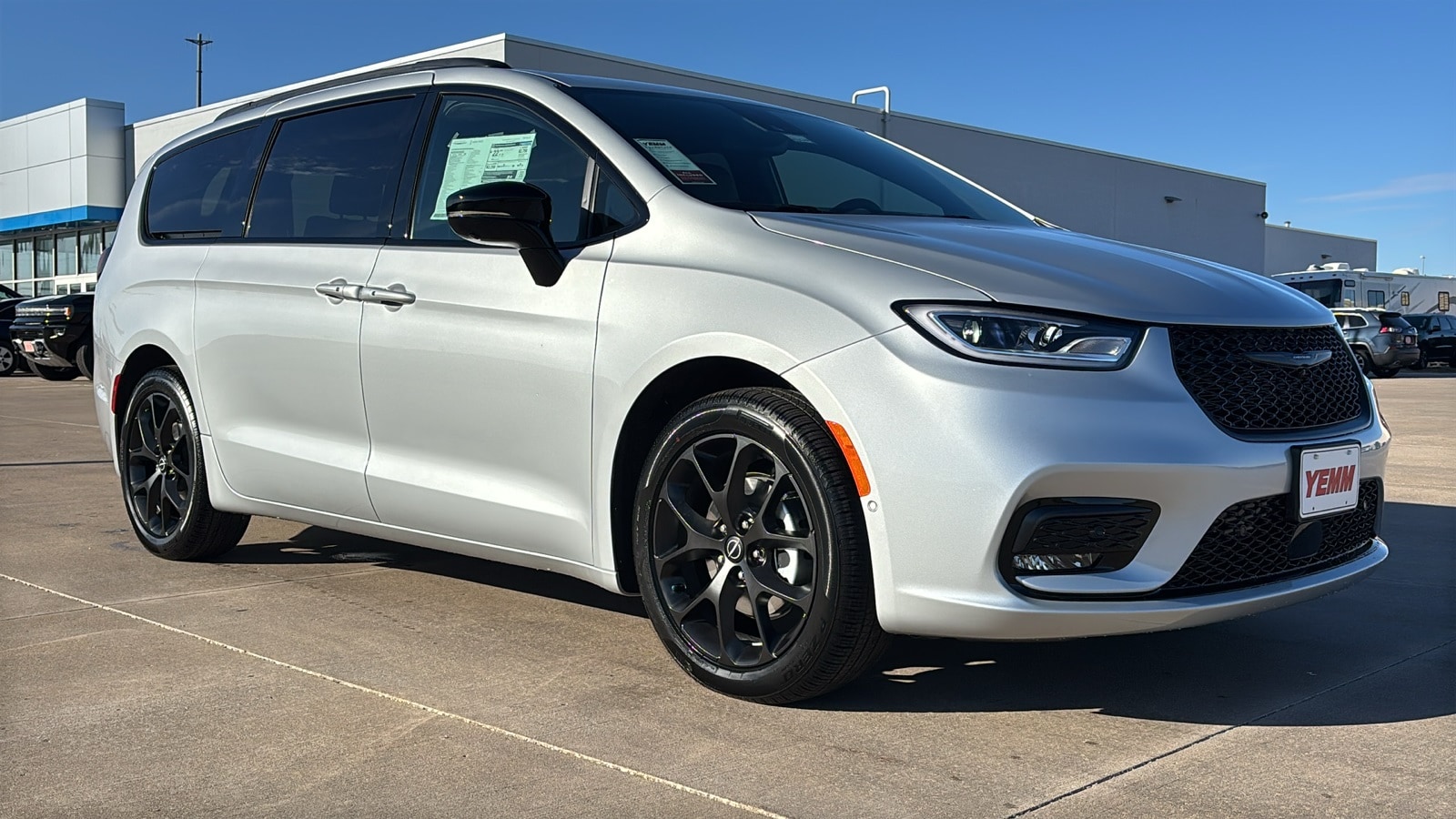2026 Chrysler Pacifica Select's photo