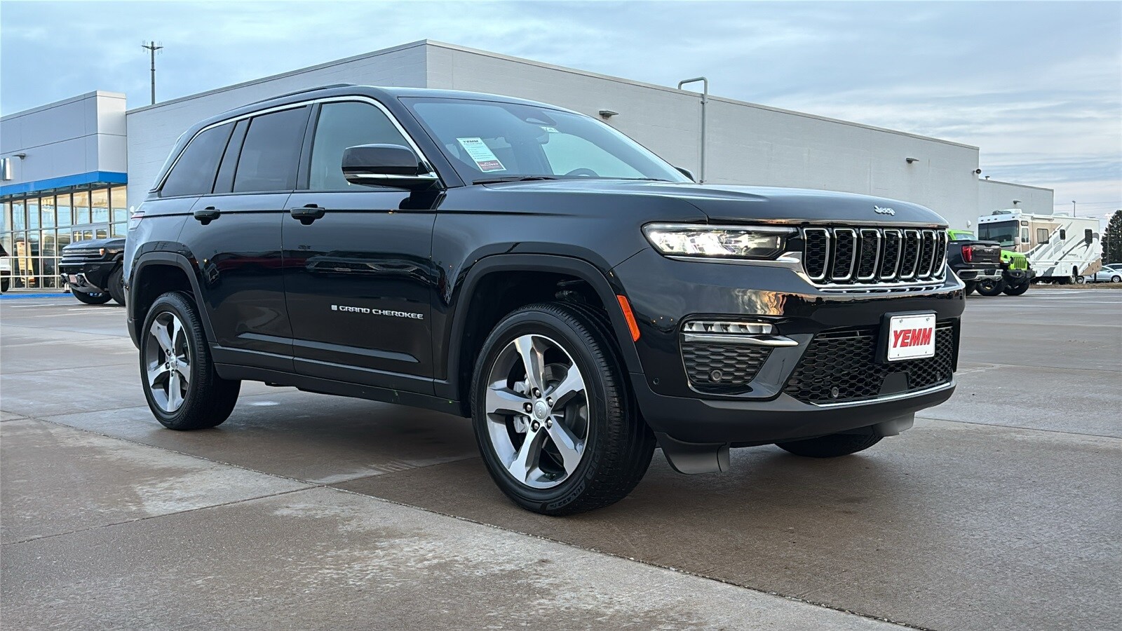 2025 Jeep Grand Cherokee Limited photo 2
