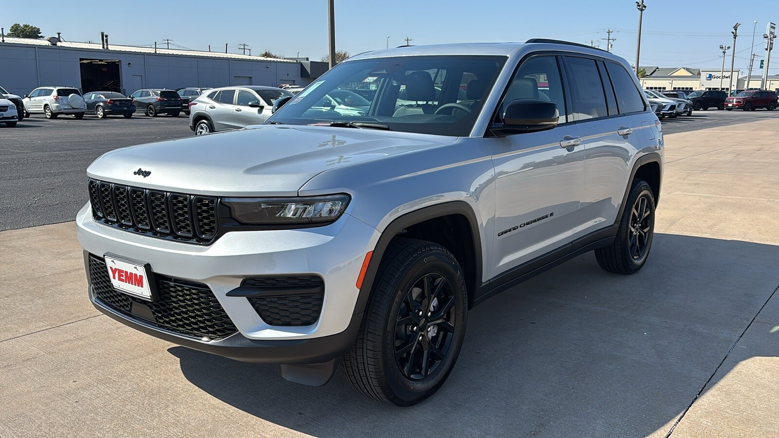 2025 Jeep Grand Cherokee Altitude photo 4