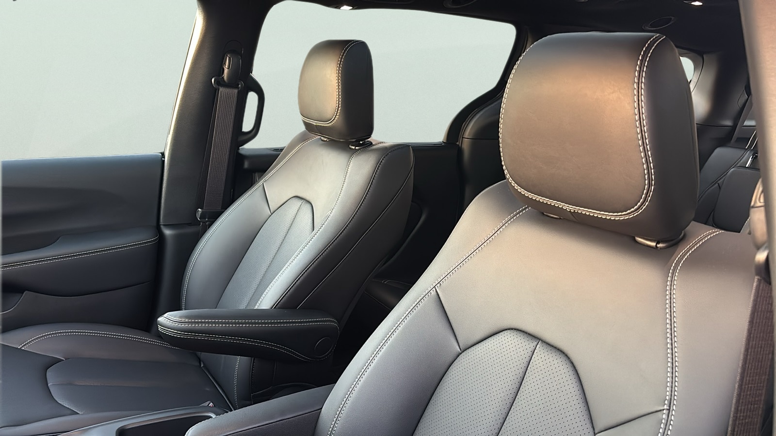 2025 Chrysler Pacifica Select - Photo 15