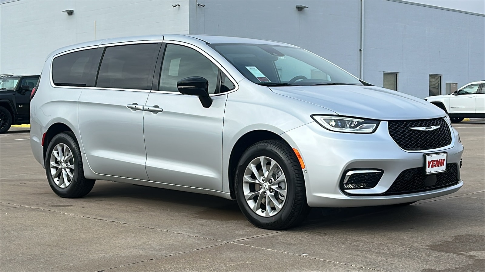 2026 Chrysler Pacifica Select's photo