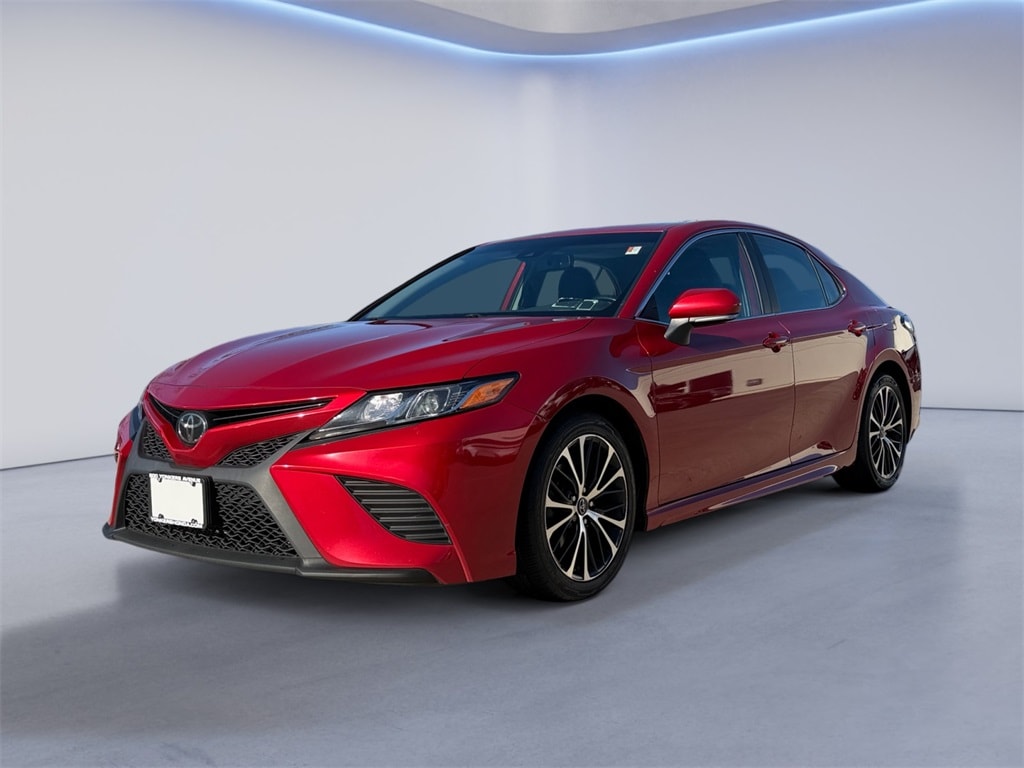 2019 Toyota Camry SE's photo