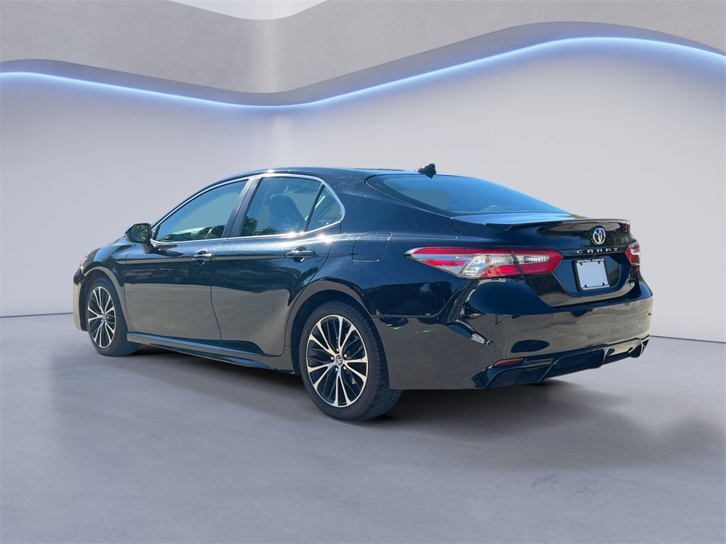 2019 Toyota Camry SE photo 3