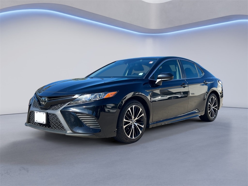 2019 Toyota Camry SE's photo