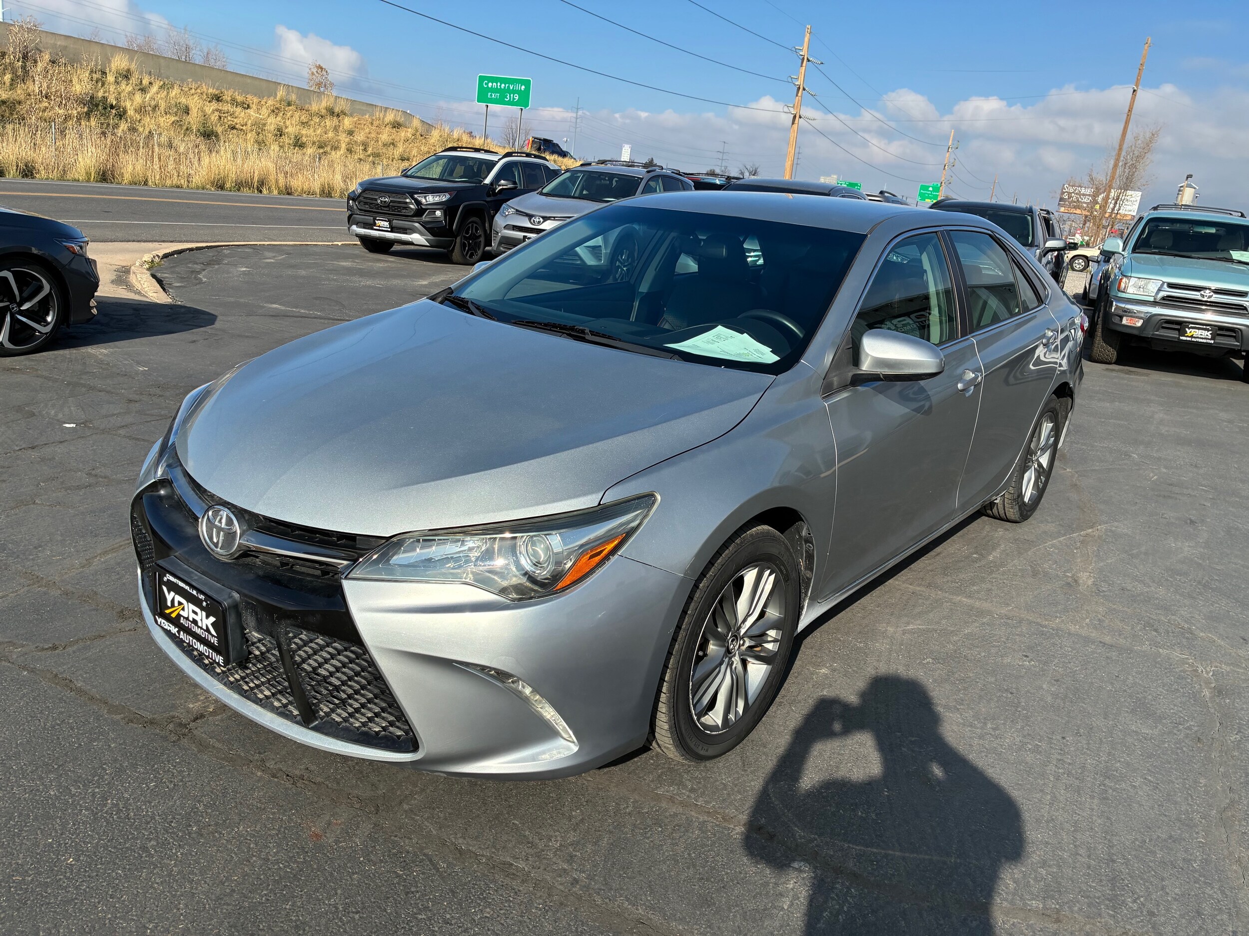 2015 Toyota Camry SE photo 2