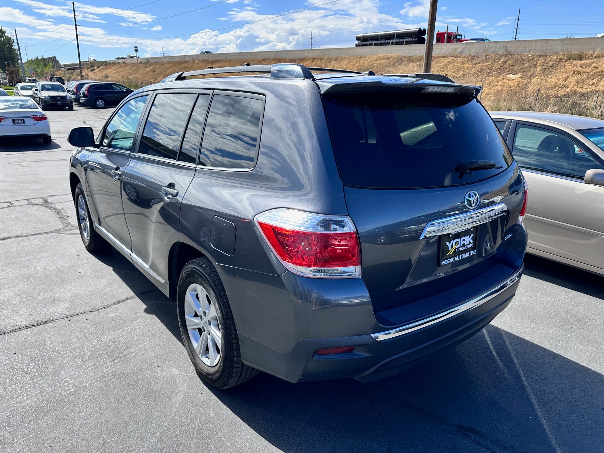 2011 Toyota Highlander SE photo 2
