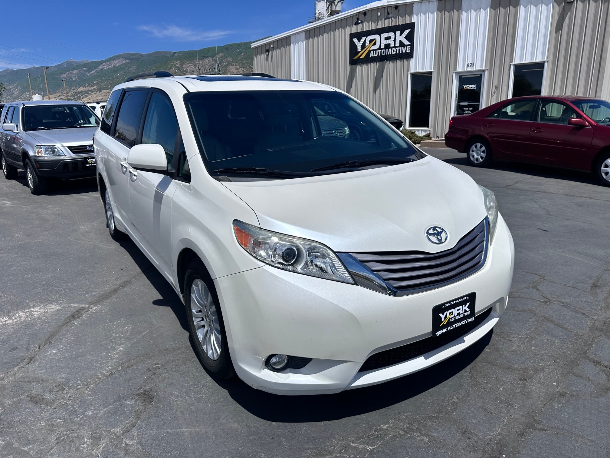 2016 Toyota Sienna XLE Premium V6 8-Passenger's photo