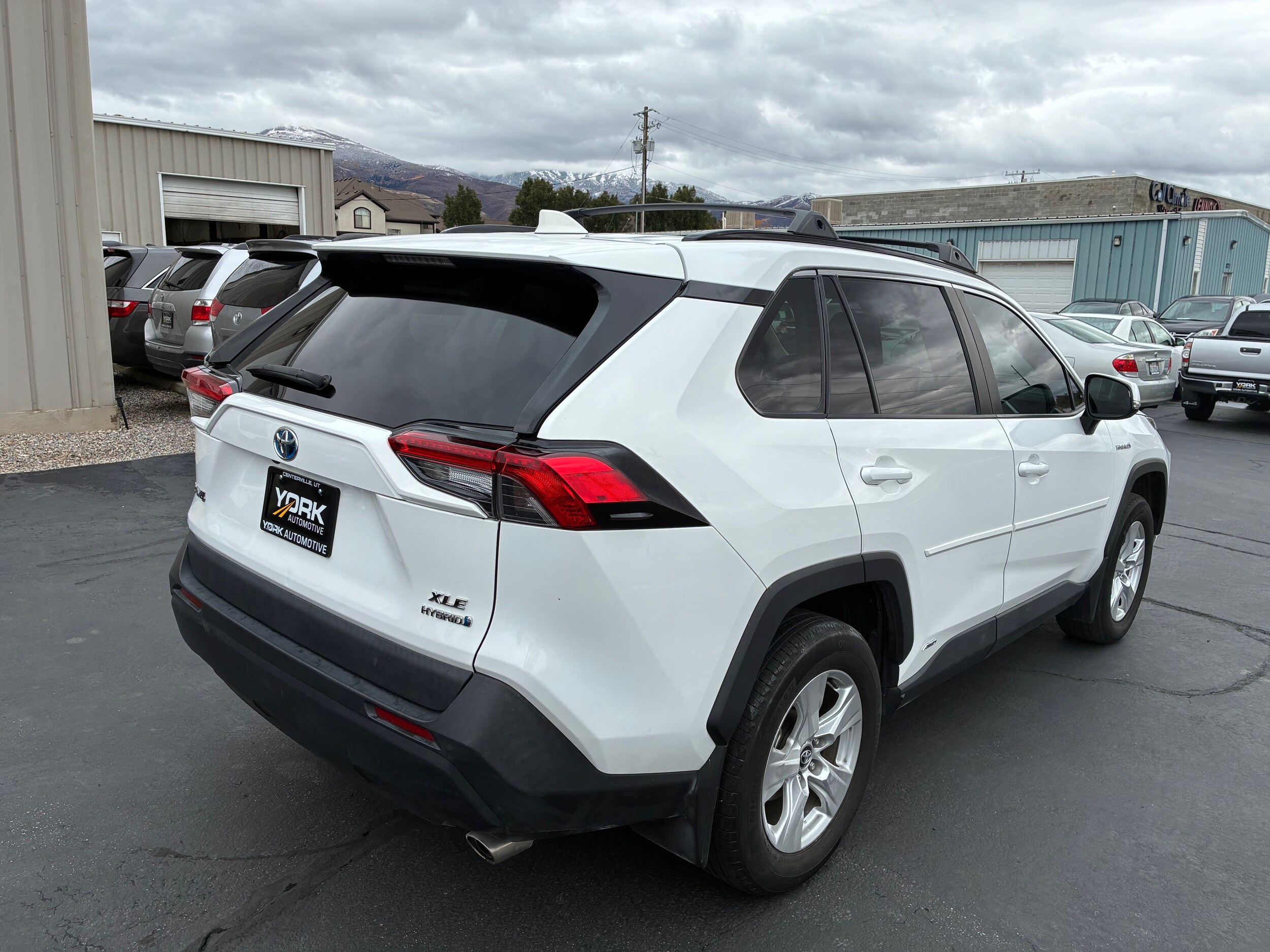2020 Toyota RAV4 Hybrid XLE photo 3
