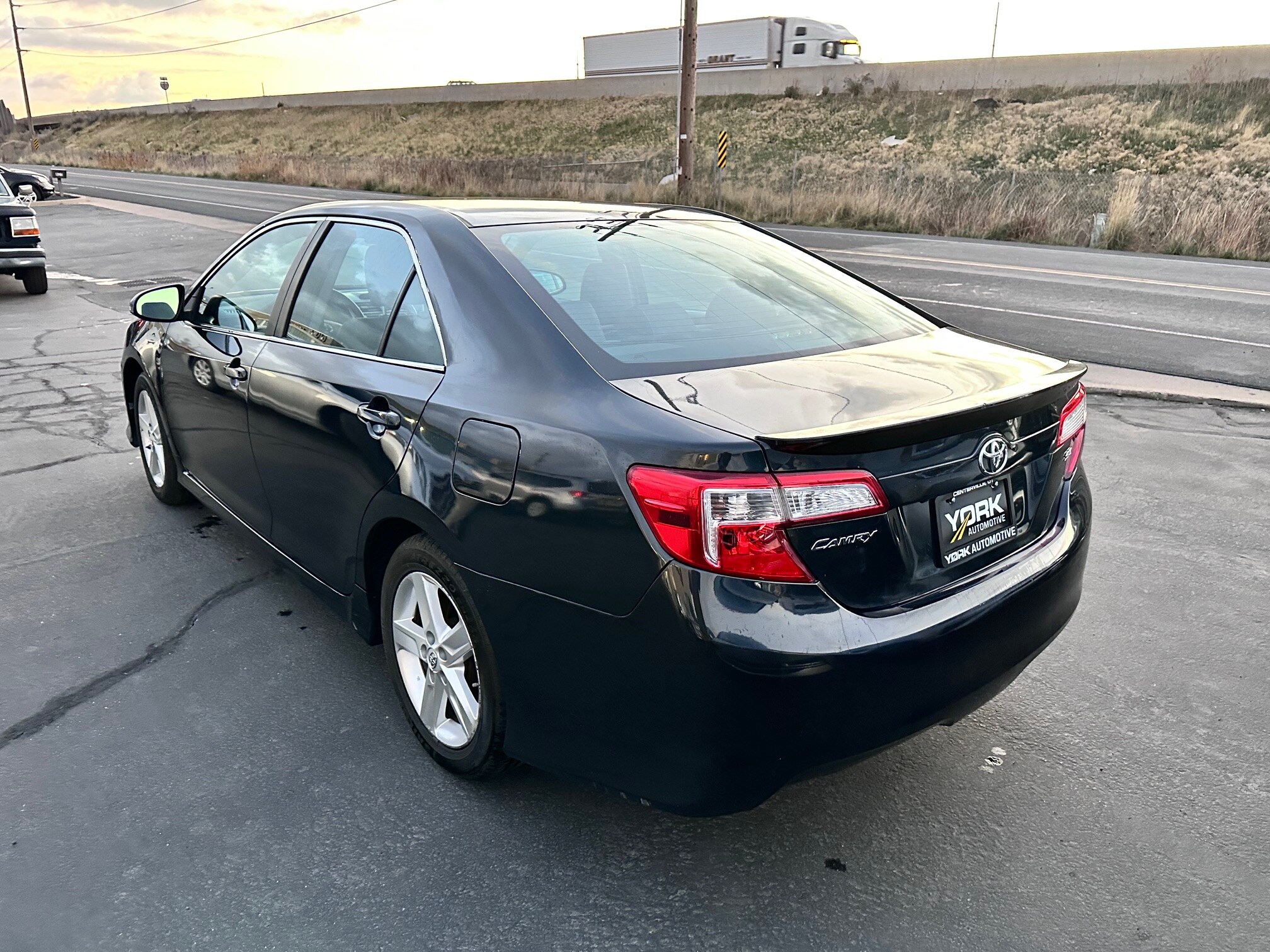 2014 Toyota Camry SE photo 4