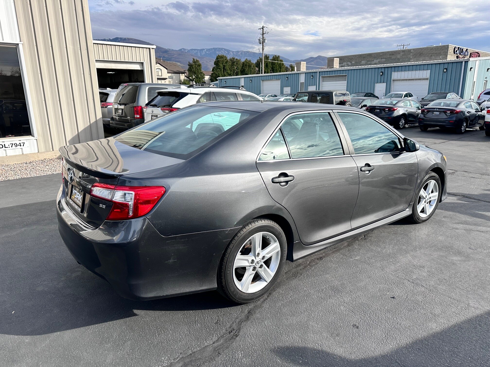 2014 Toyota Camry SE photo 2