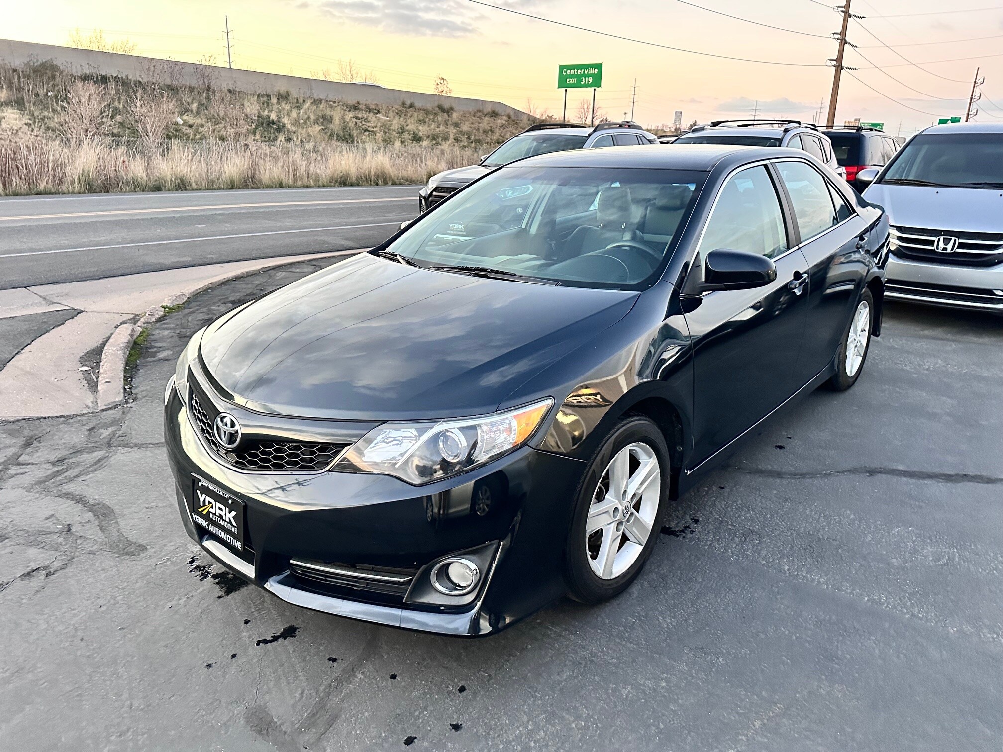 2014 Toyota Camry SE photo 2