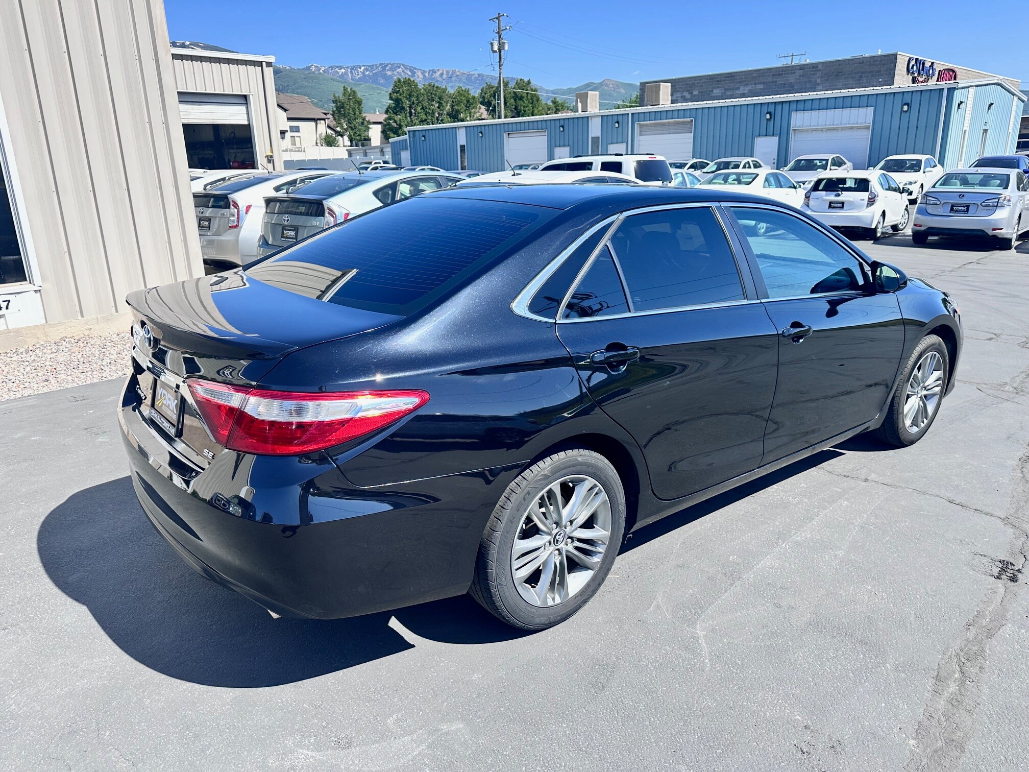 2017 Toyota Camry SE photo 3