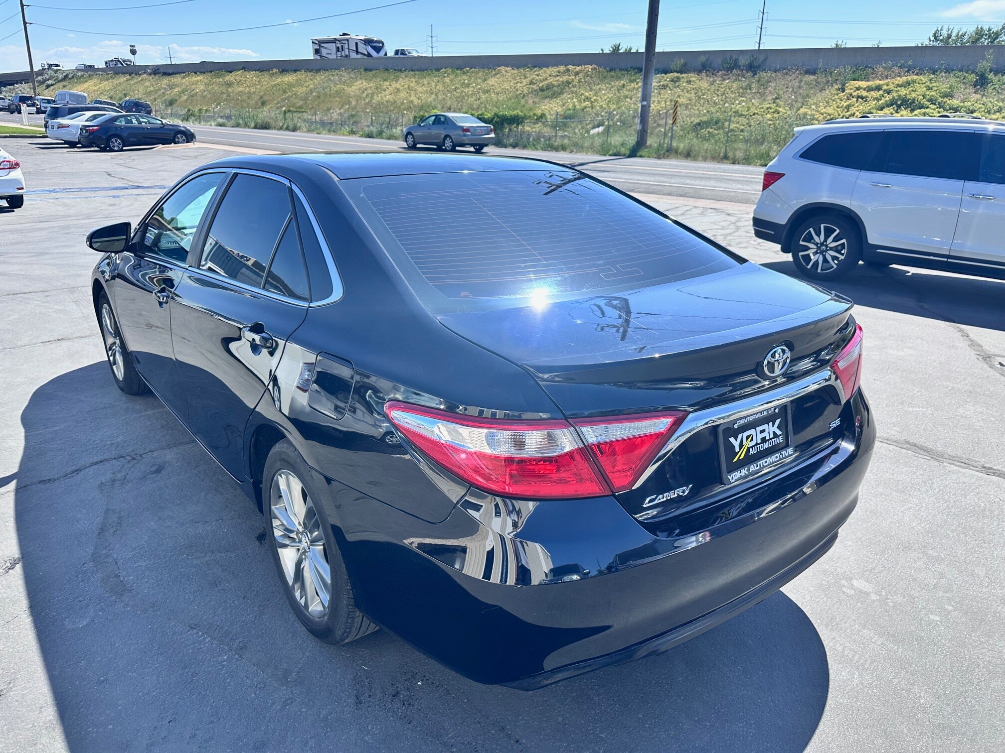 2017 Toyota Camry SE photo 4