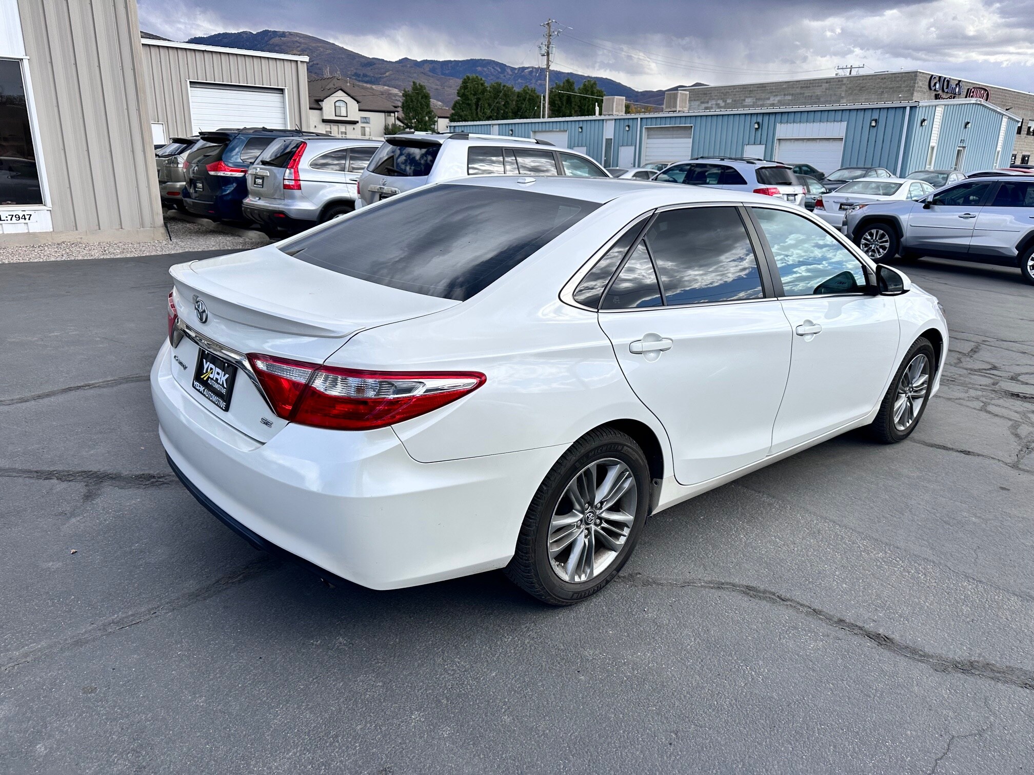 2016 Toyota Camry SE photo 3