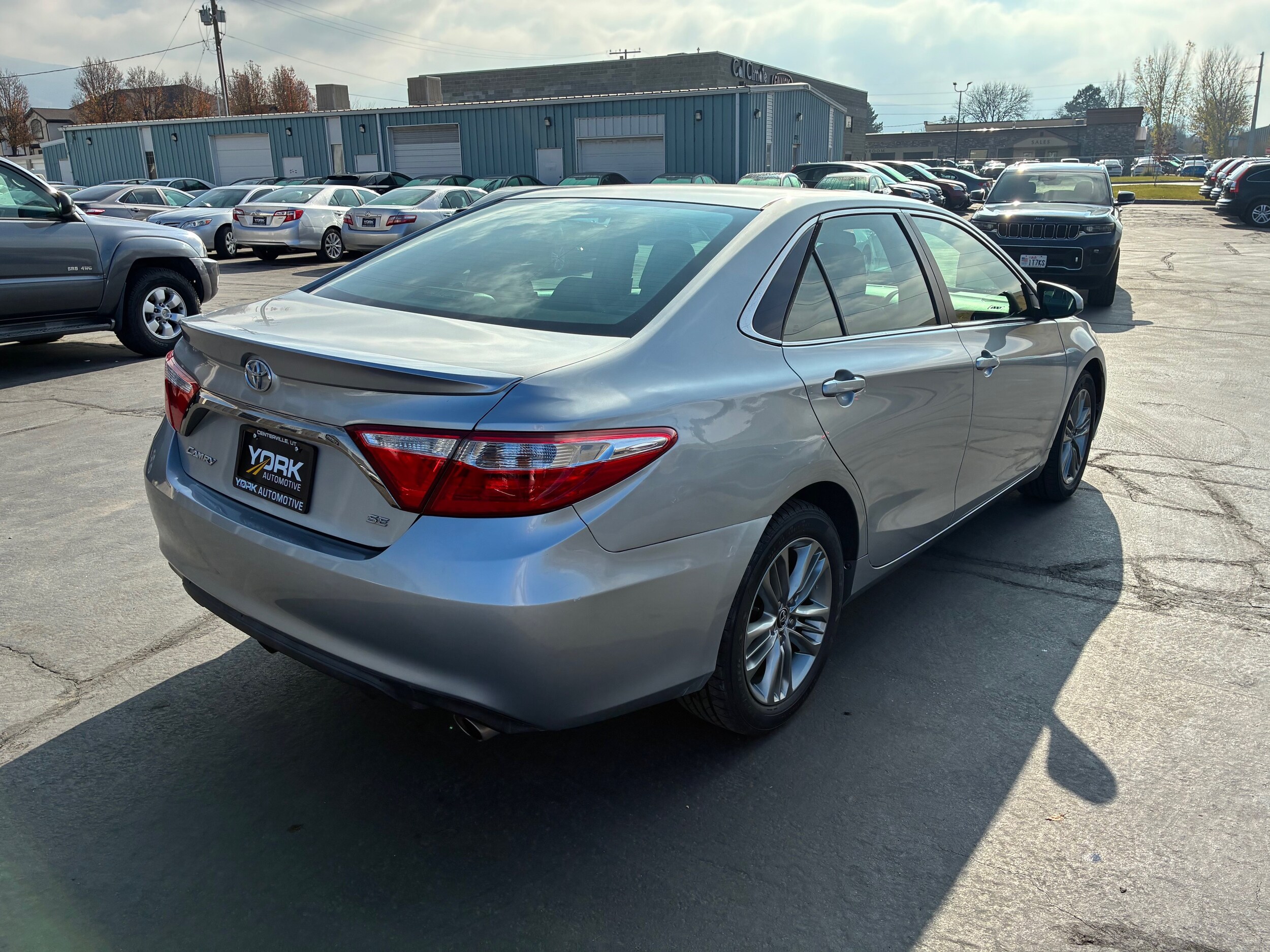 2015 Toyota Camry SE photo 3