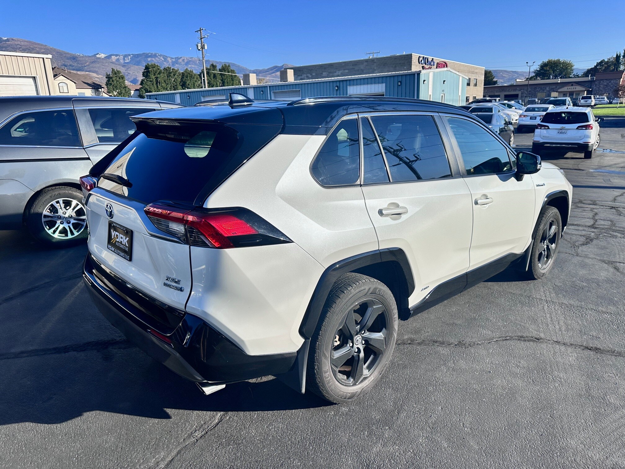 2019 Toyota RAV4 Hybrid XSE photo 3