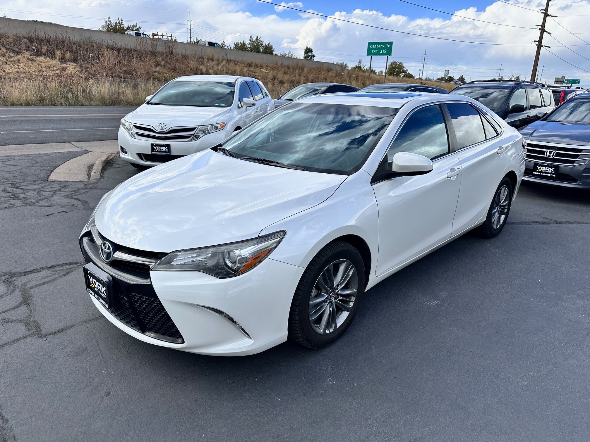 2016 Toyota Camry SE photo 2