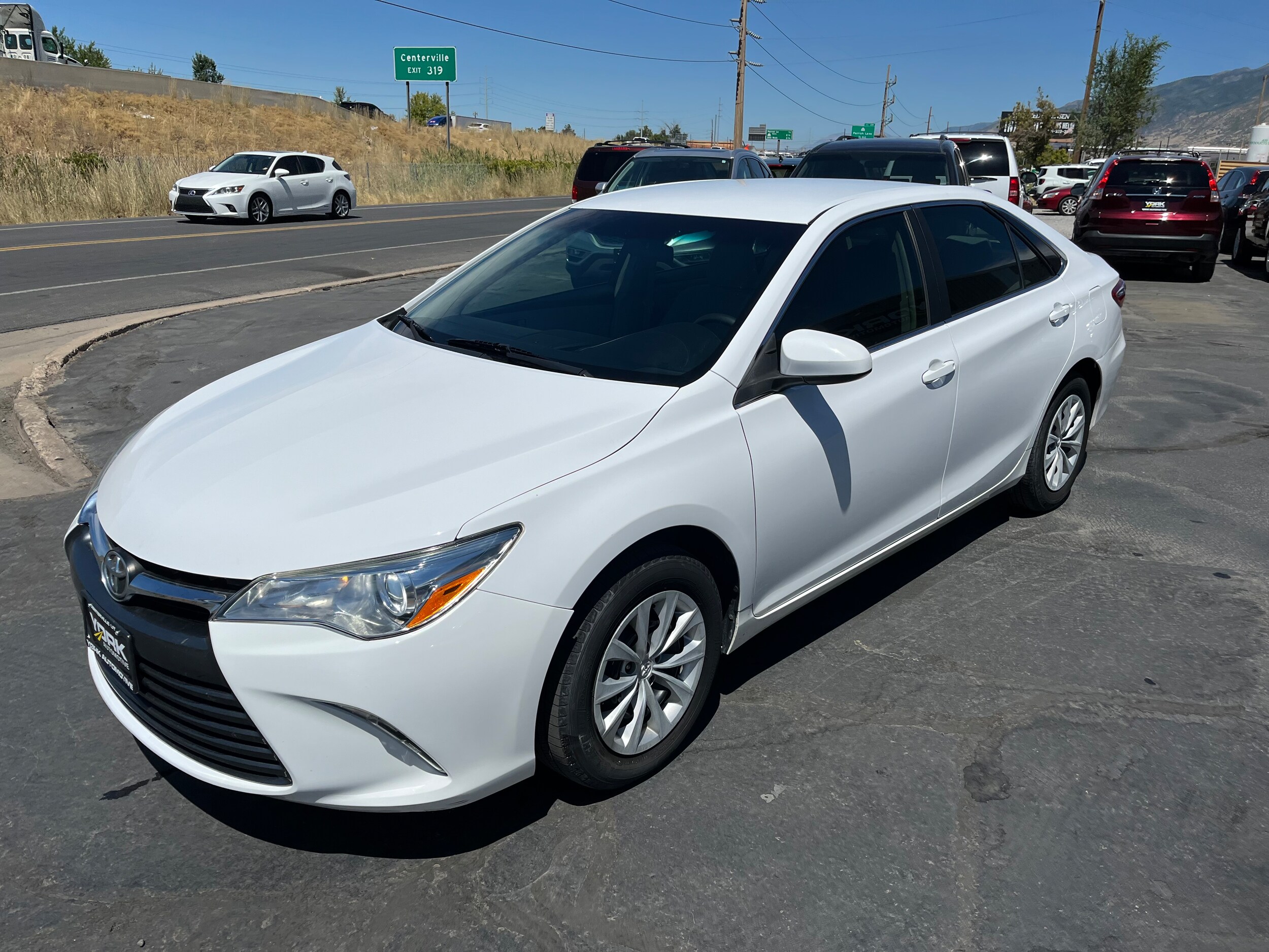 2015 Toyota Camry SE photo 2