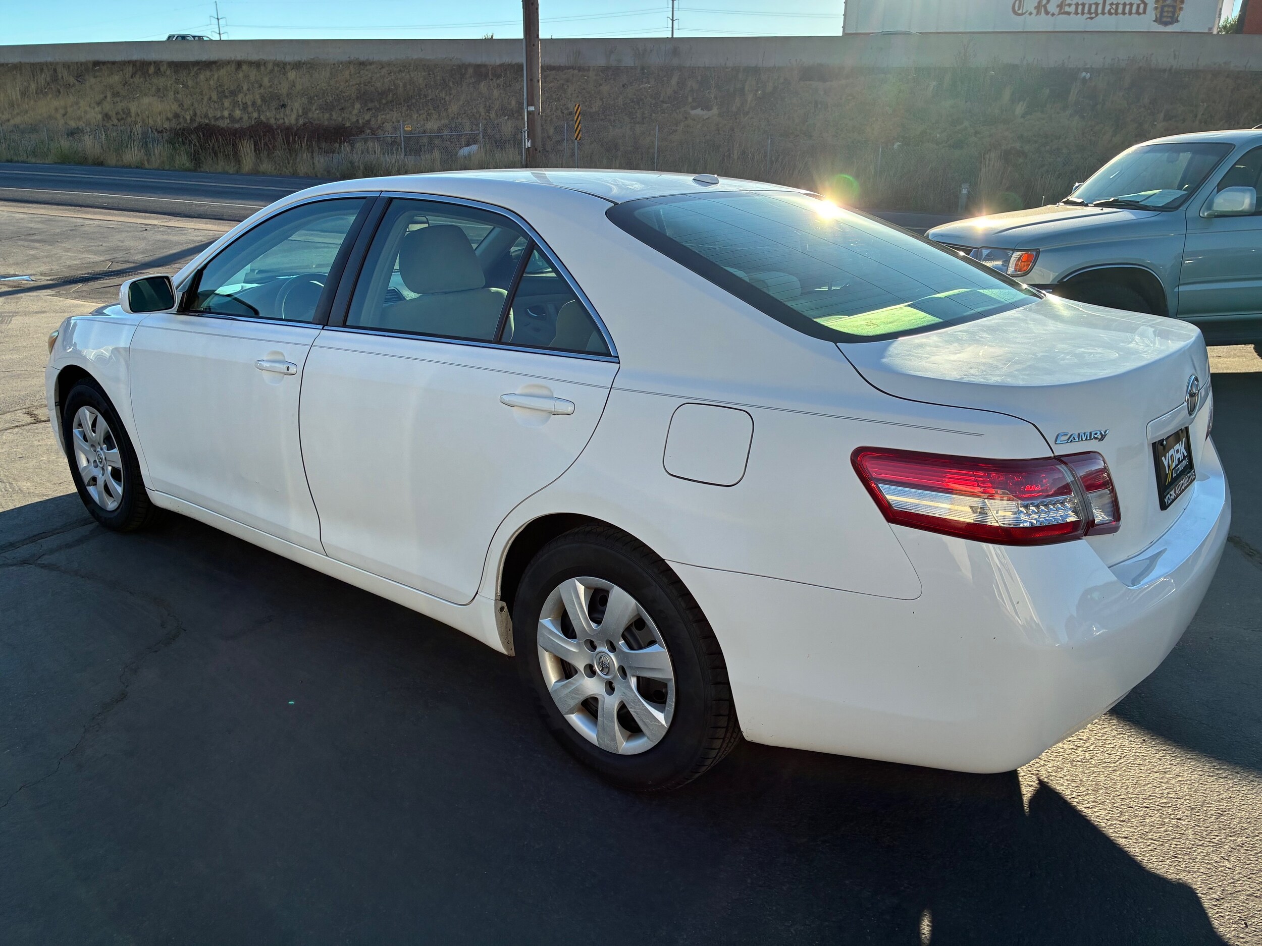 2010 Toyota Camry LE photo 3