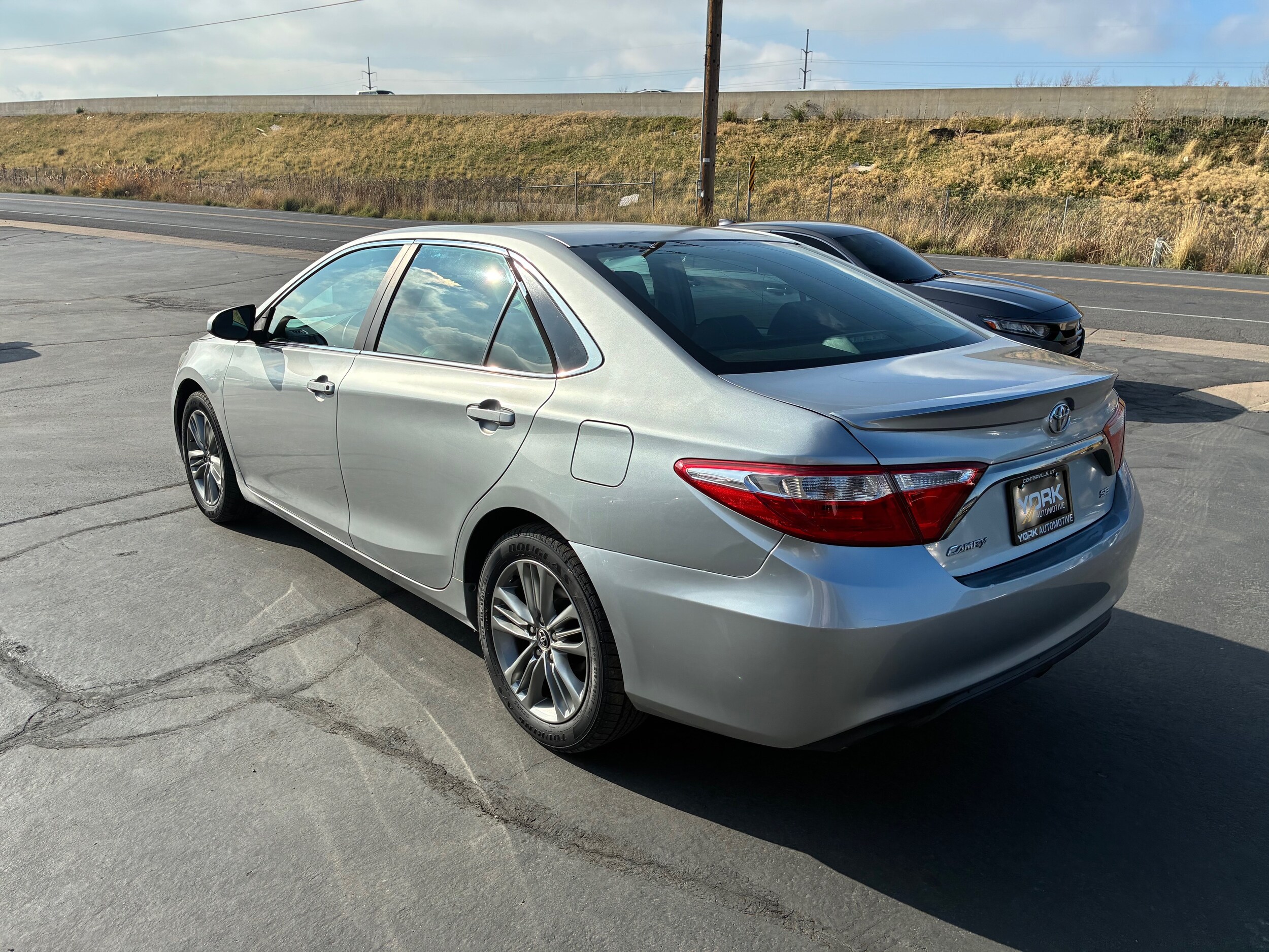 2015 Toyota Camry SE photo 4