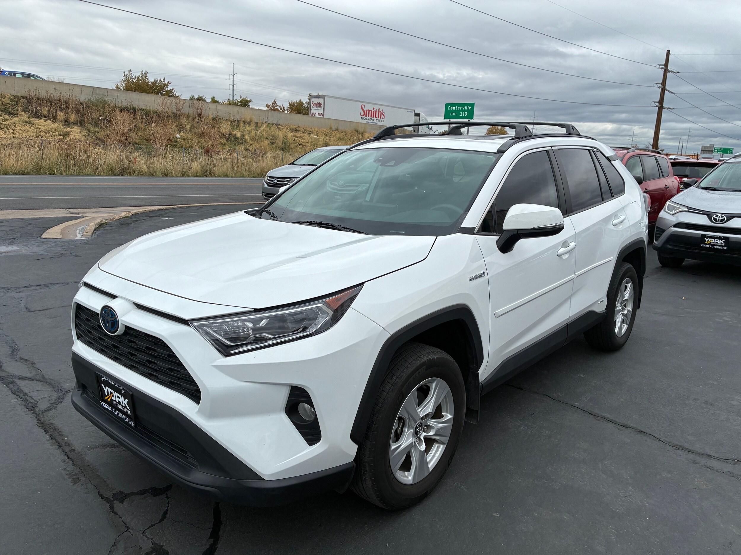 2020 Toyota RAV4 Hybrid XLE photo 2