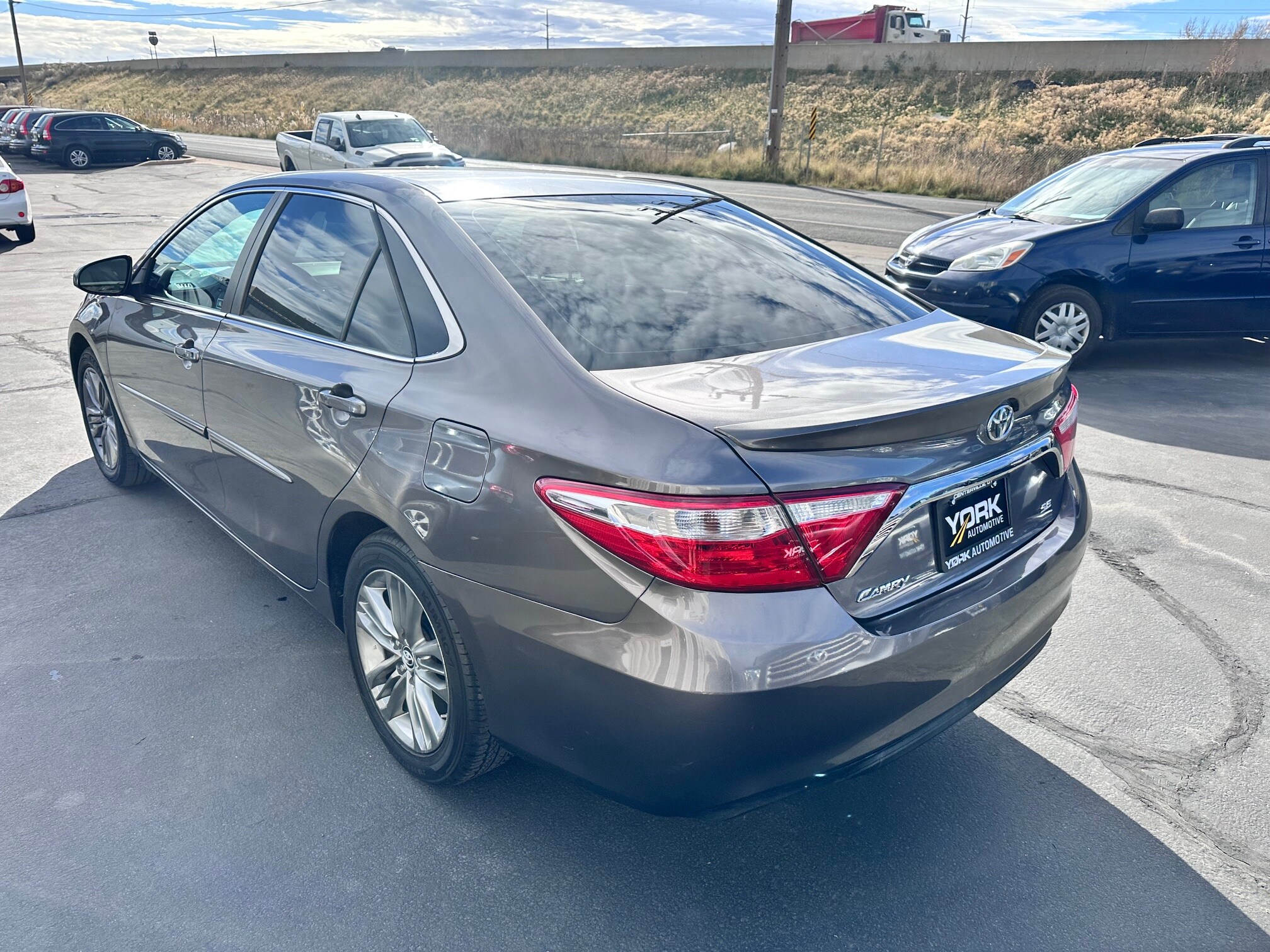 2015 Toyota Camry SE photo 4