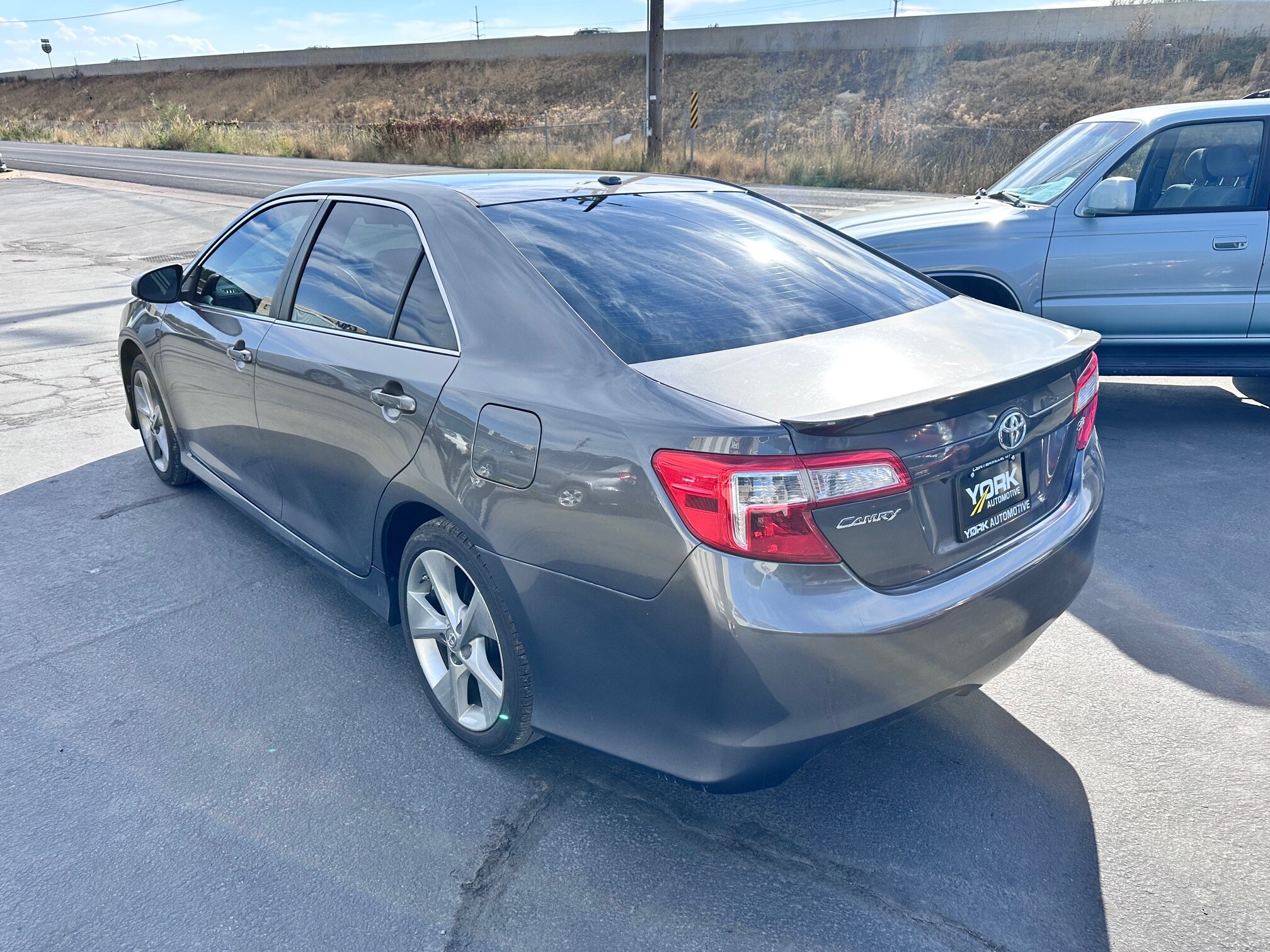 2014 Toyota Camry SE photo 4