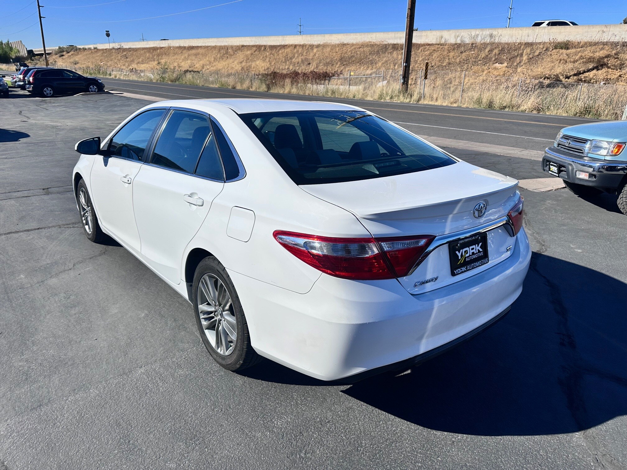 2017 Toyota Camry SE photo 4