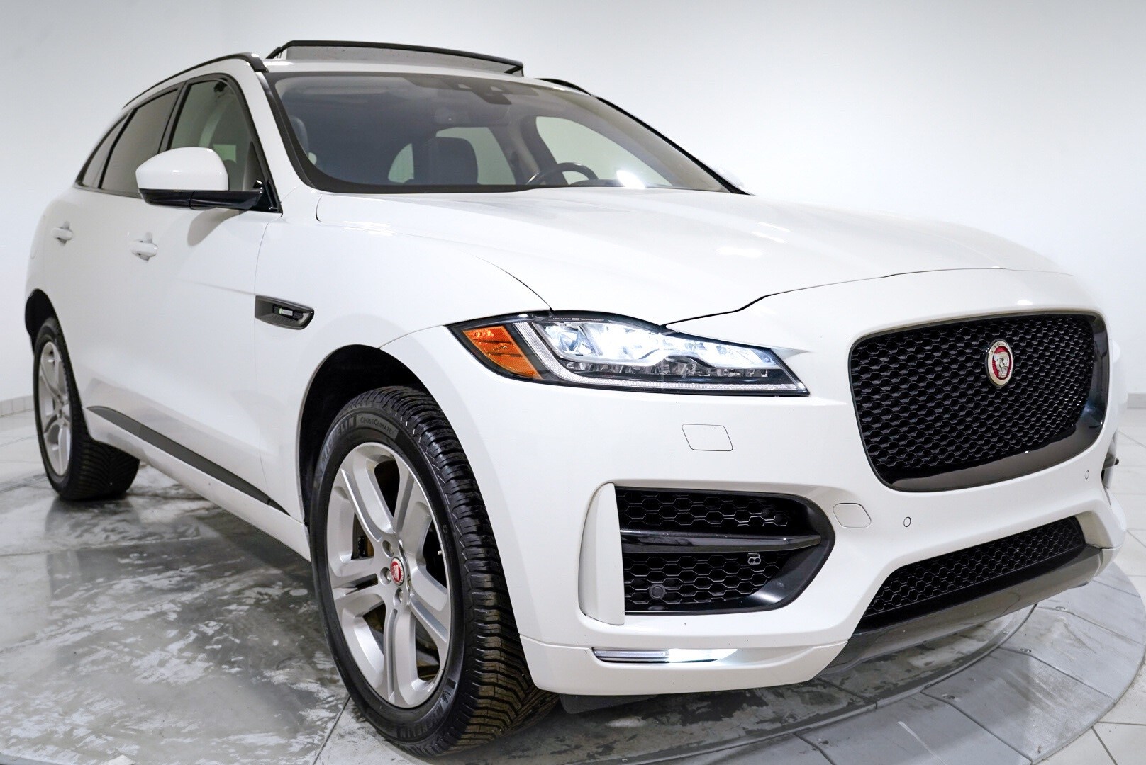 2018 Jaguar F-PACE R-Dynamic SE photo 3
