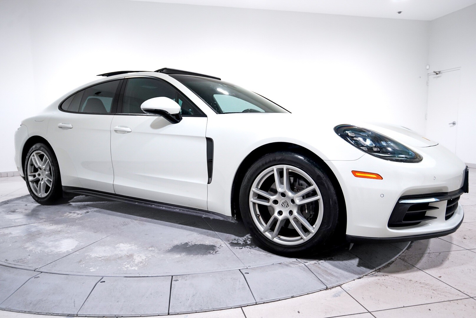 2019 Porsche Panamera 4 photo 4