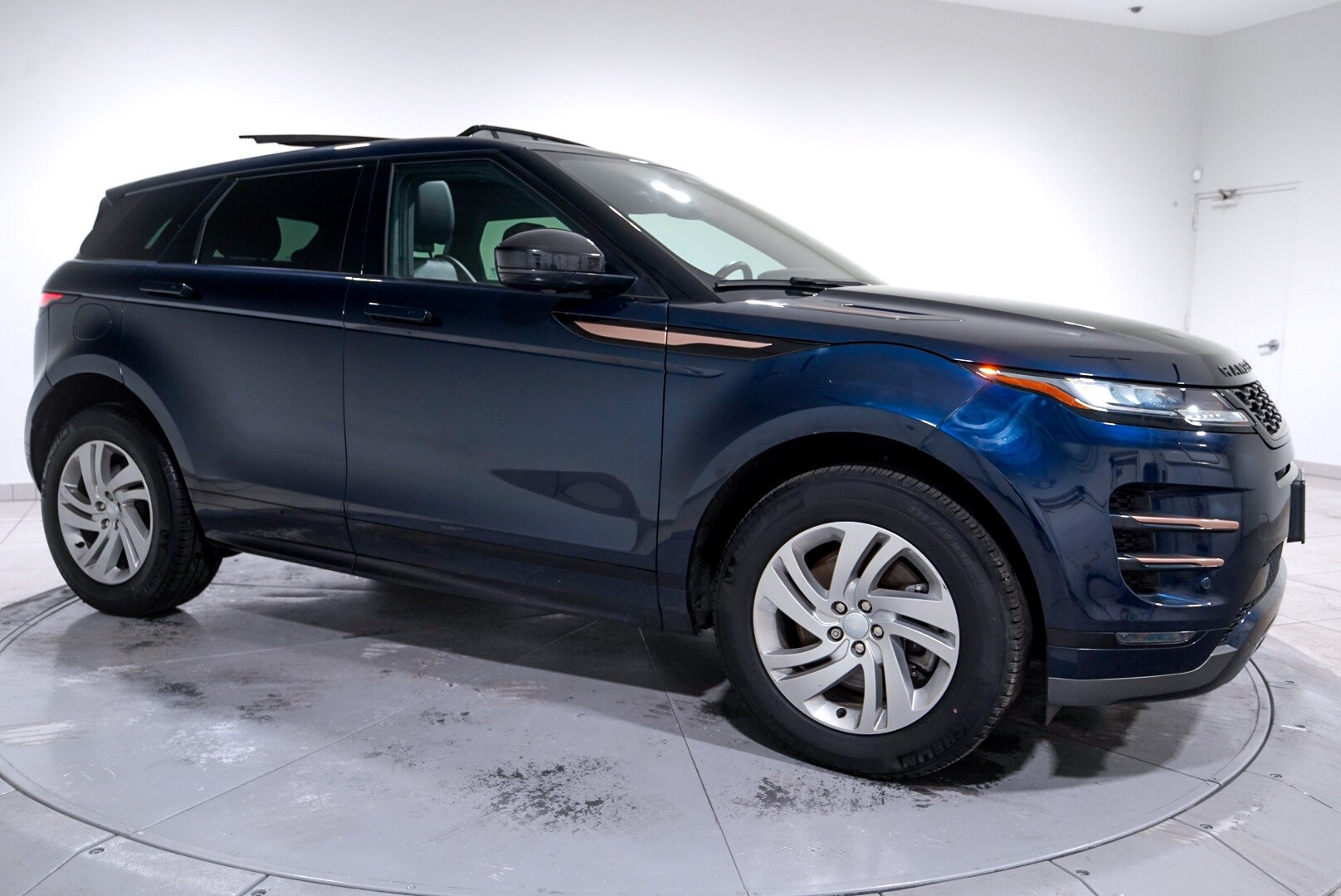 2022 Land Rover Range Rover Evoque R-Dynamic S photo 4