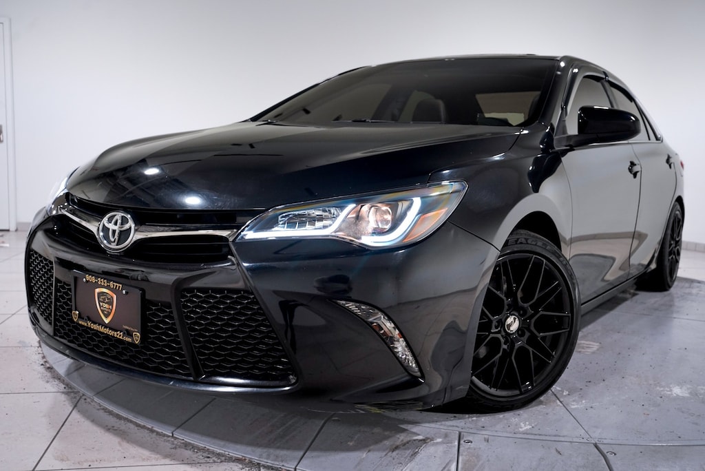 Used 2017 Toyota Camry SE Sedan