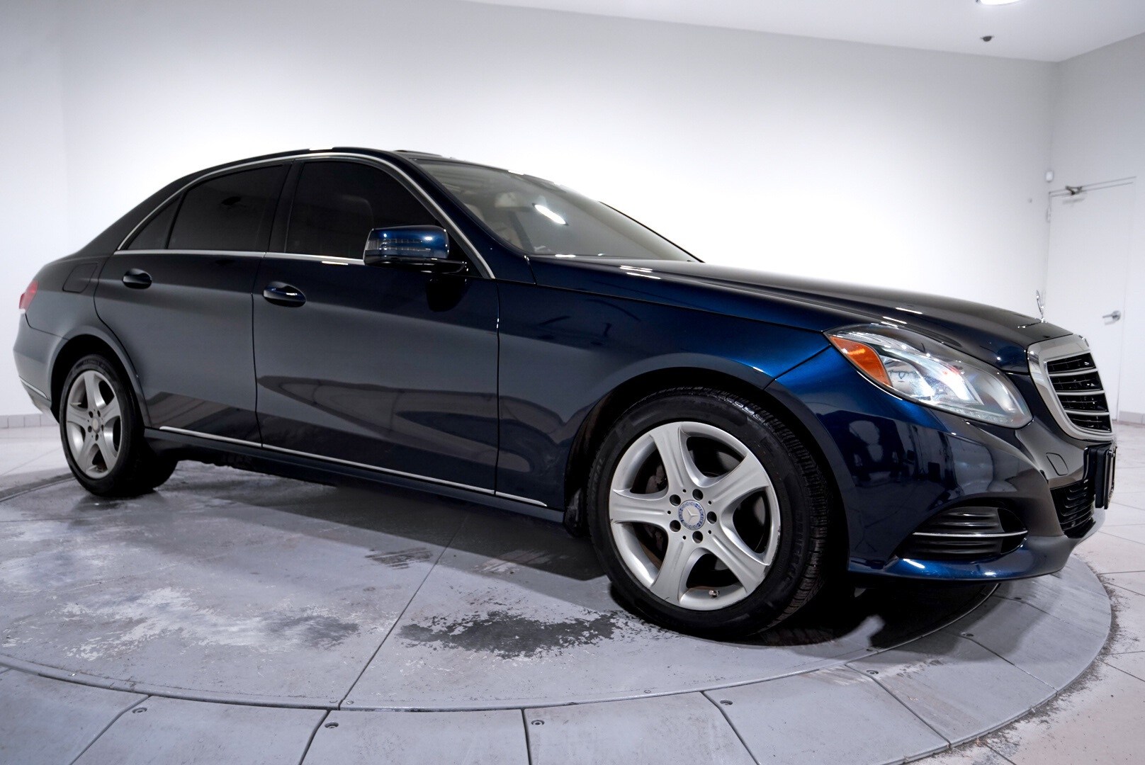 2016 Mercedes Benz E 350 4MATIC photo 4