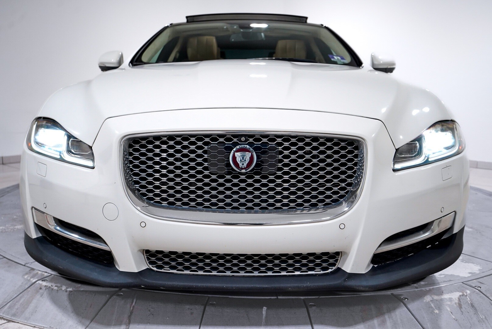 2016 Jaguar XJ XJL Supercharged photo 2