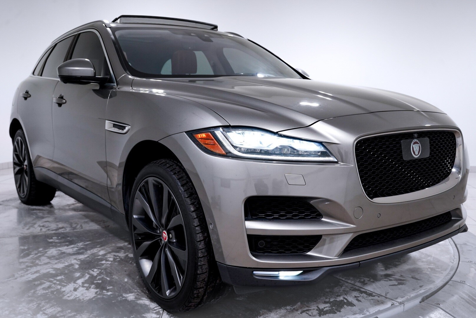 2019 Jaguar F-PACE Portfolio Edition photo 3