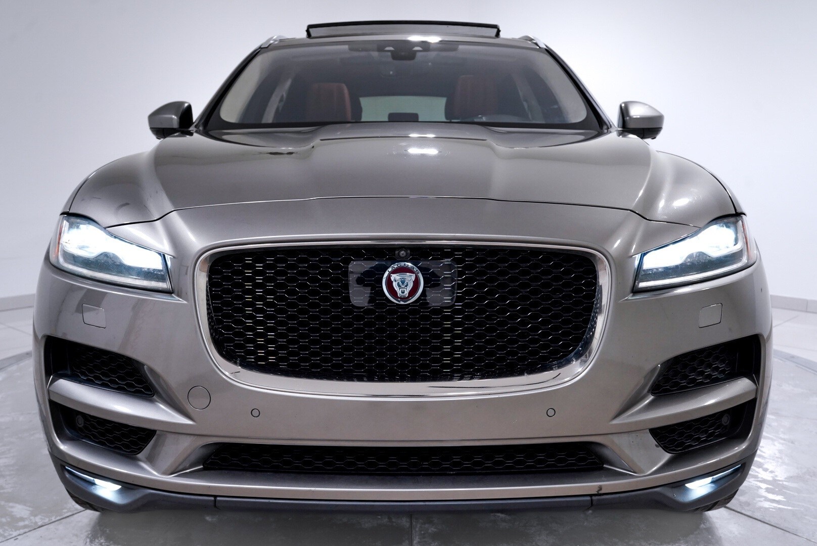 2019 Jaguar F-PACE Portfolio Edition photo 2