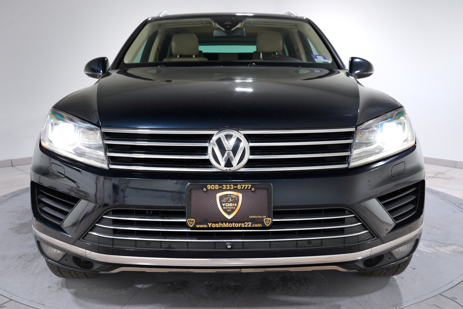 2015 Volkswagen Touareg V6 Executive photo 2
