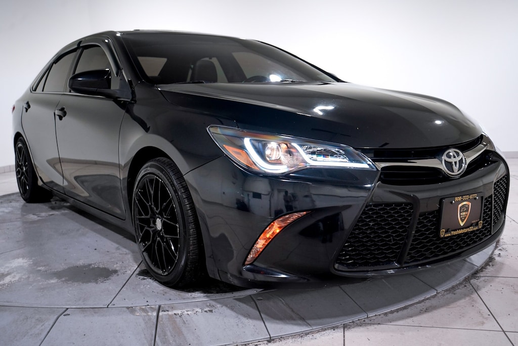 Used 2017 Toyota Camry SE Sedan