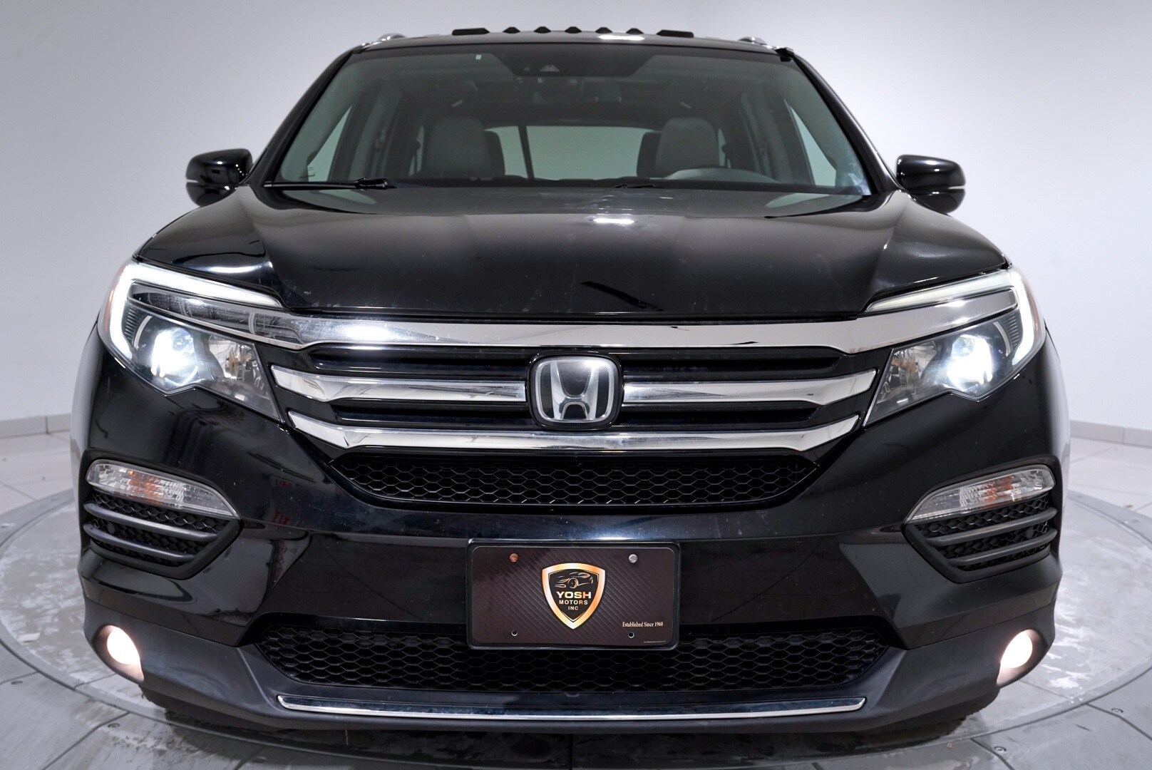 2016 Honda Pilot Elite photo 2