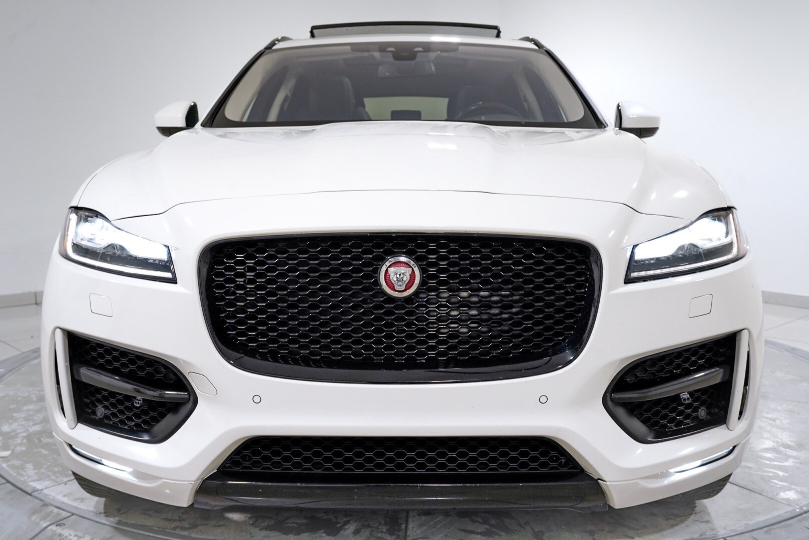 2018 Jaguar F-PACE R-Dynamic SE photo 2