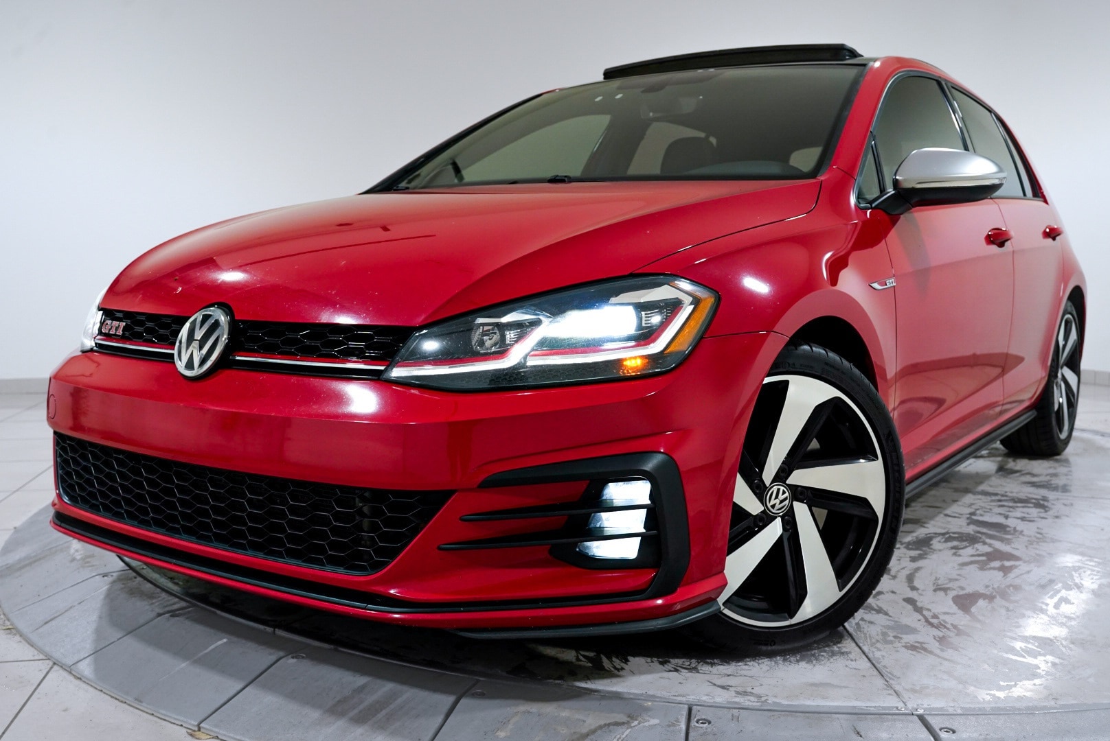 2019 Volkswagen Golf GTI SE's photo