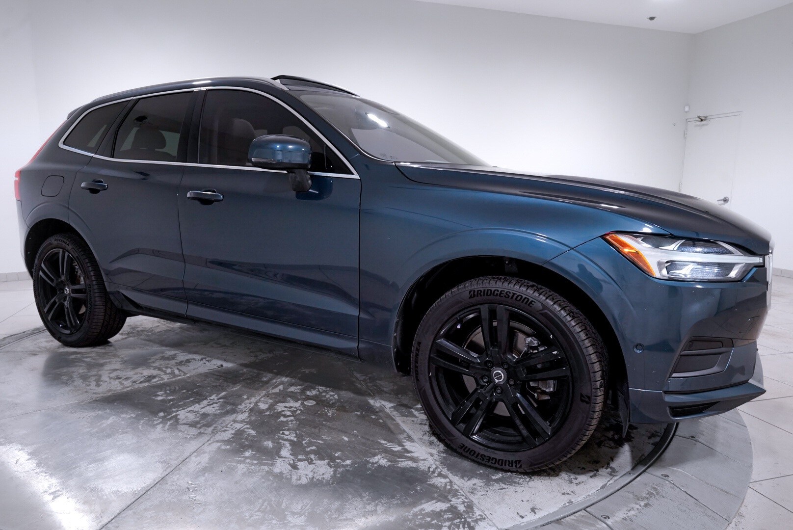 2018 Volvo XC60 Momentum photo 2