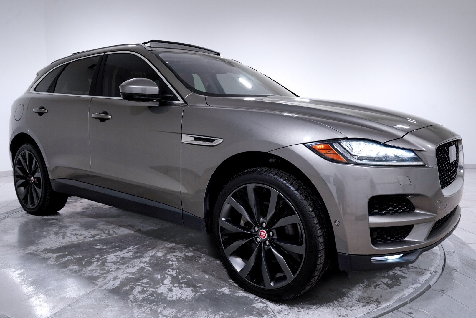 2019 Jaguar F-PACE Portfolio Edition photo 4