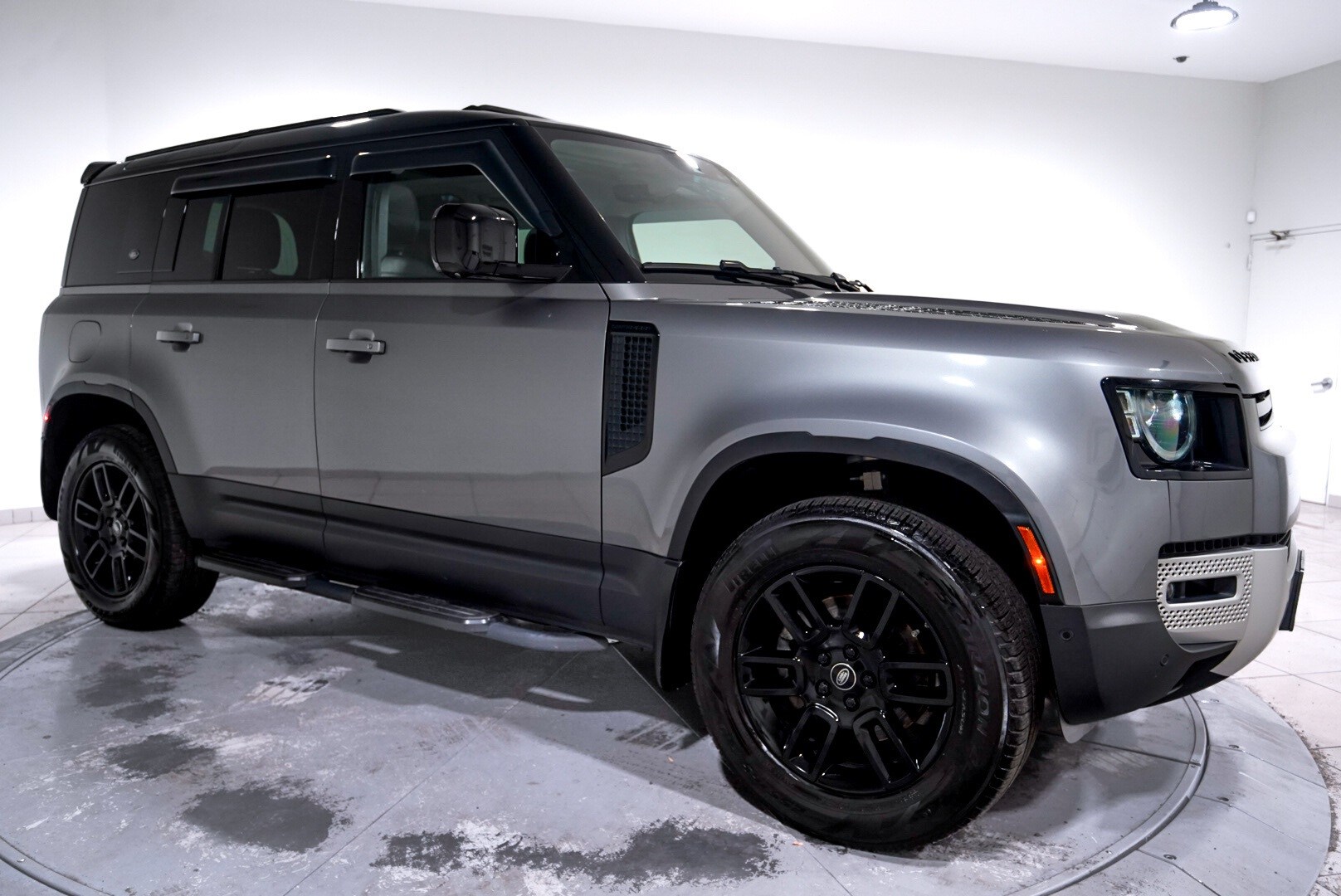 2024 Land Rover Defender 110 S photo 4