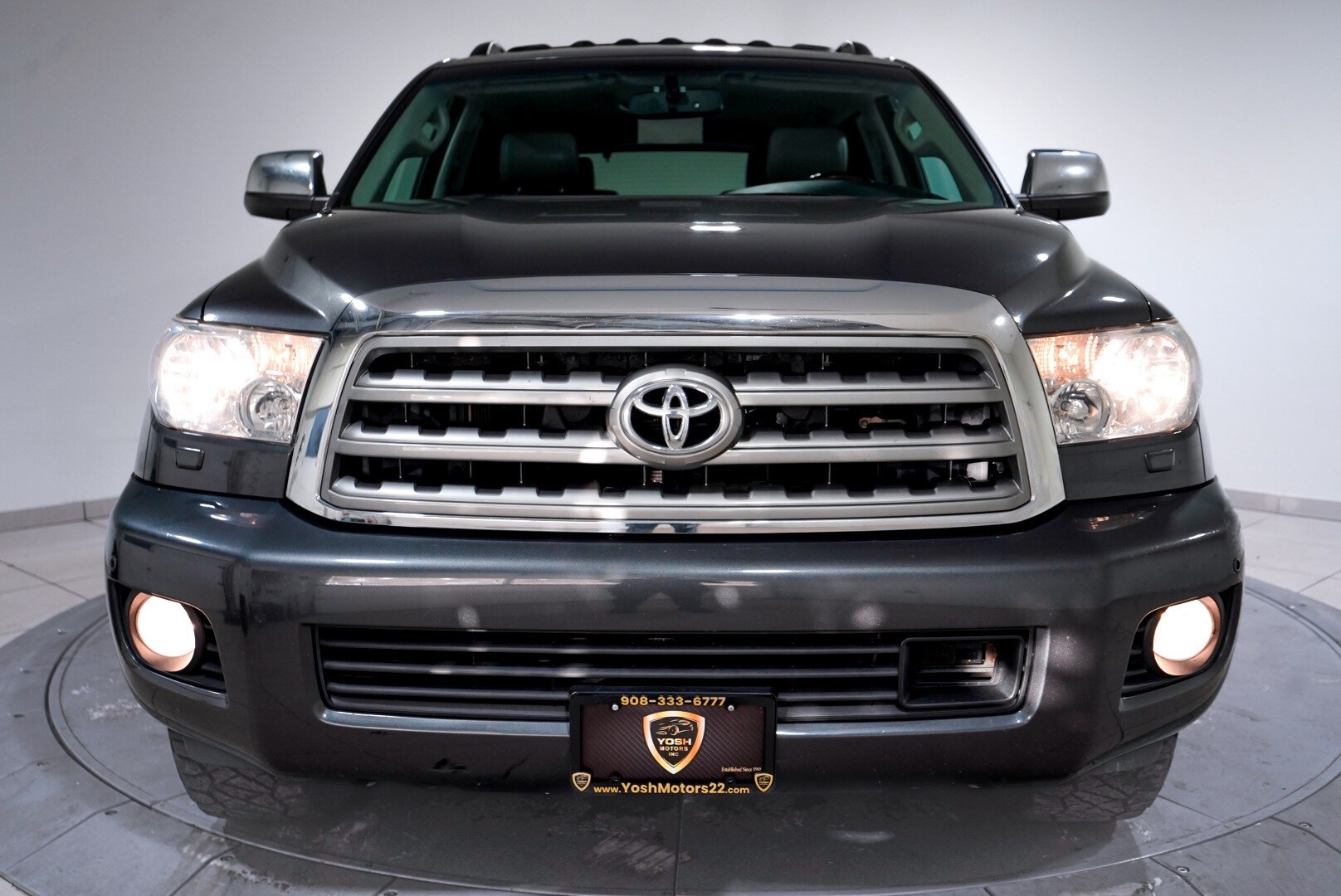 2017 Toyota Sequoia Platinum photo 2