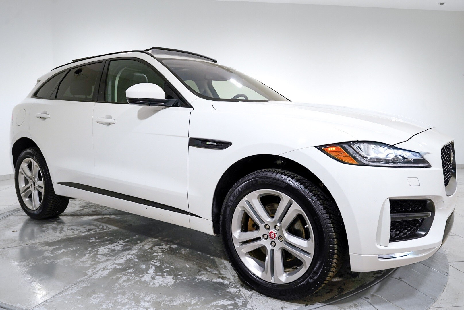 2018 Jaguar F-PACE R-Dynamic SE photo 4